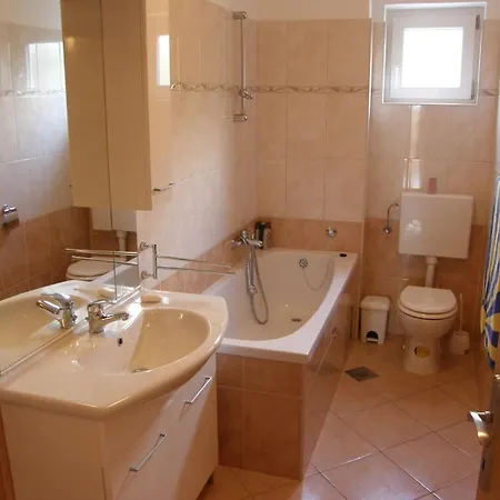 Lägenhet In With Sea View, Terrace, Air Conditioning, Washing Machine Duće